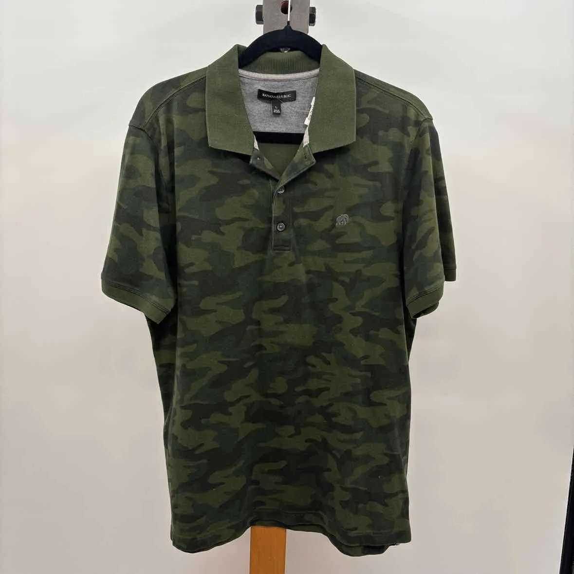 Banana Republic Men's Size L Green Camoflauge Short Sleeve Shirt