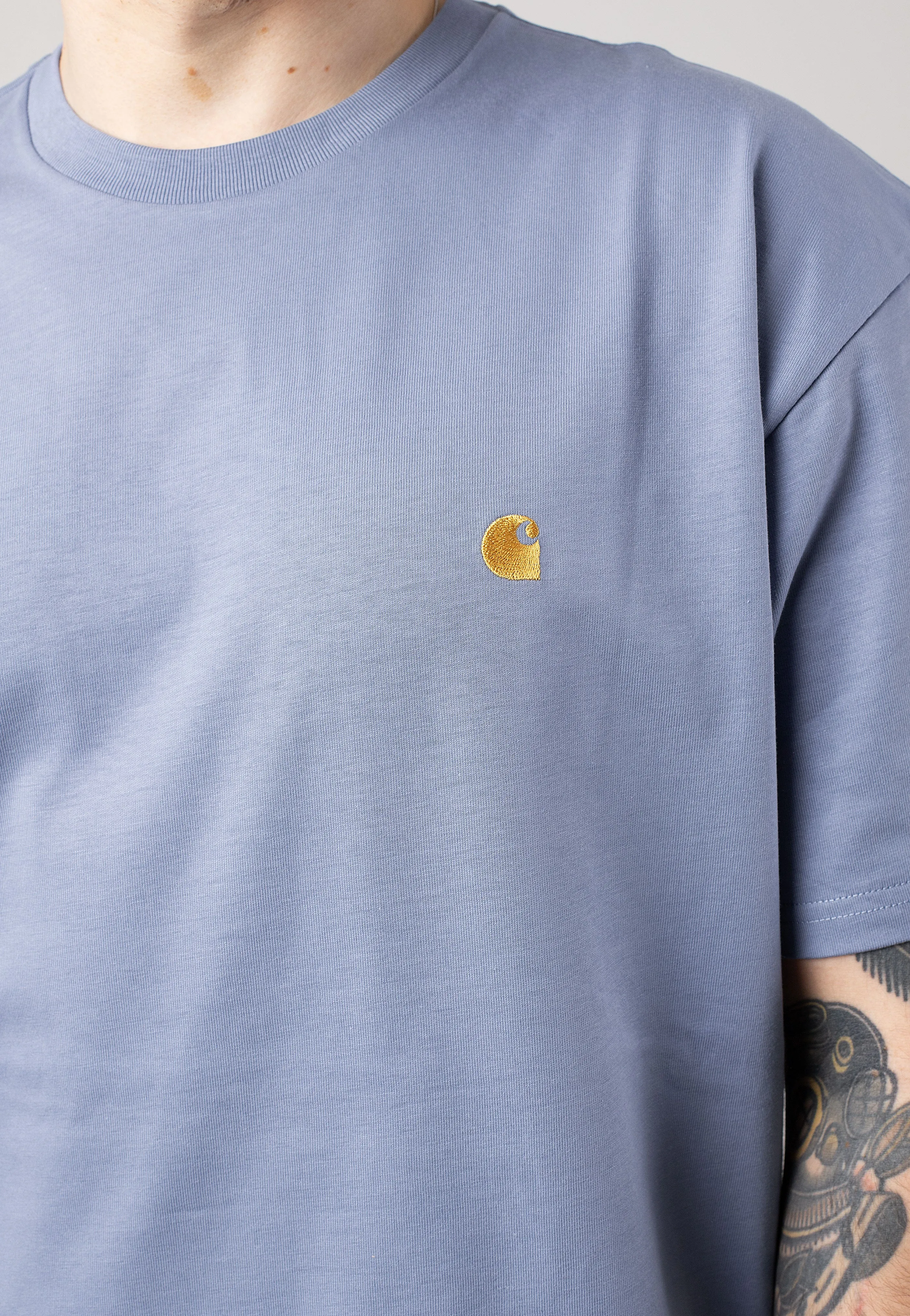 Carhartt WIP - Chase Charm Blue/Gold - T-Shirt Carhartt WIP