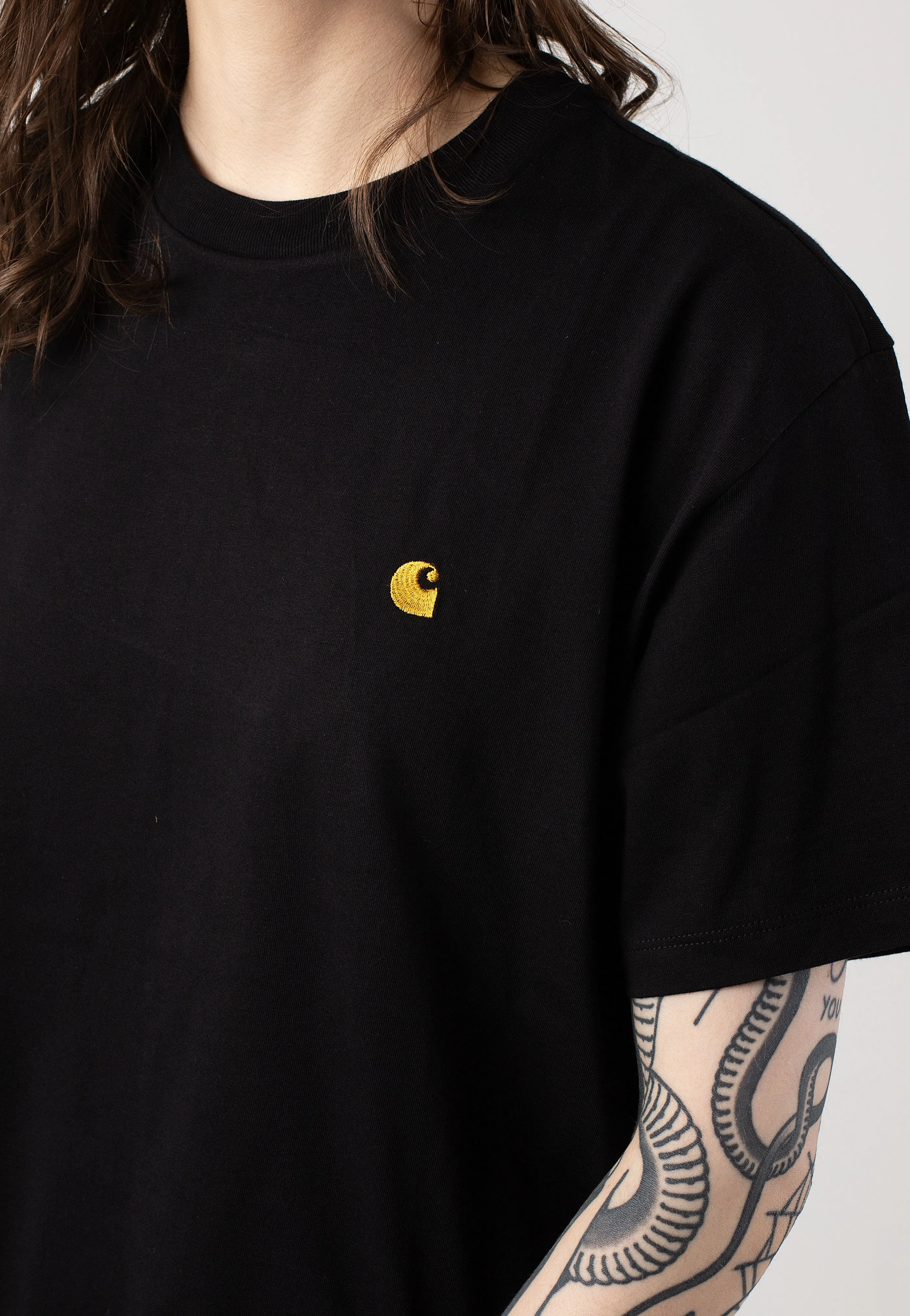 Carhartt WIP - W' Chase Black / Gold - T-Shirt Carhartt WIP