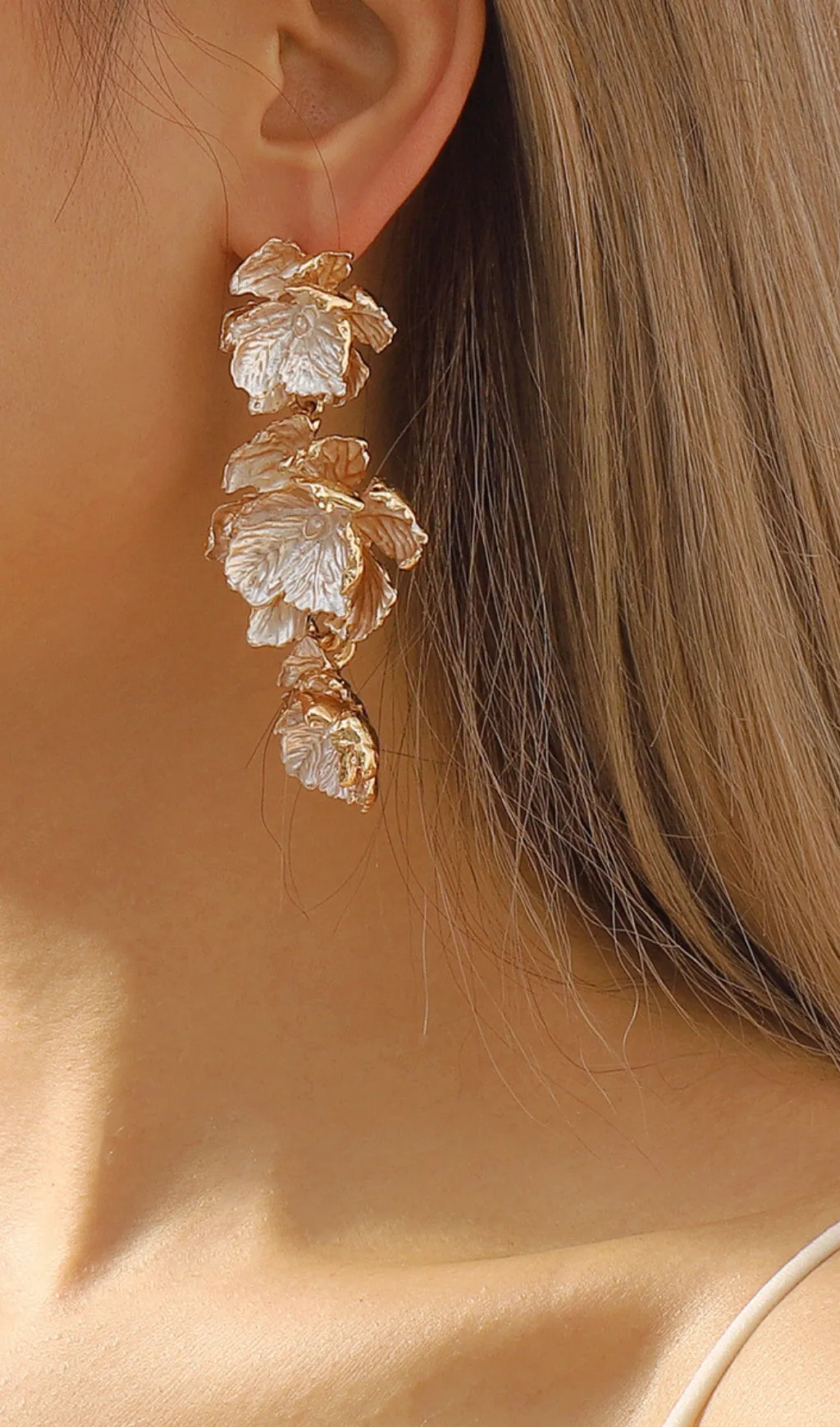 GOLD 3D FLOWER EARRINGS Gloria Lanvin
