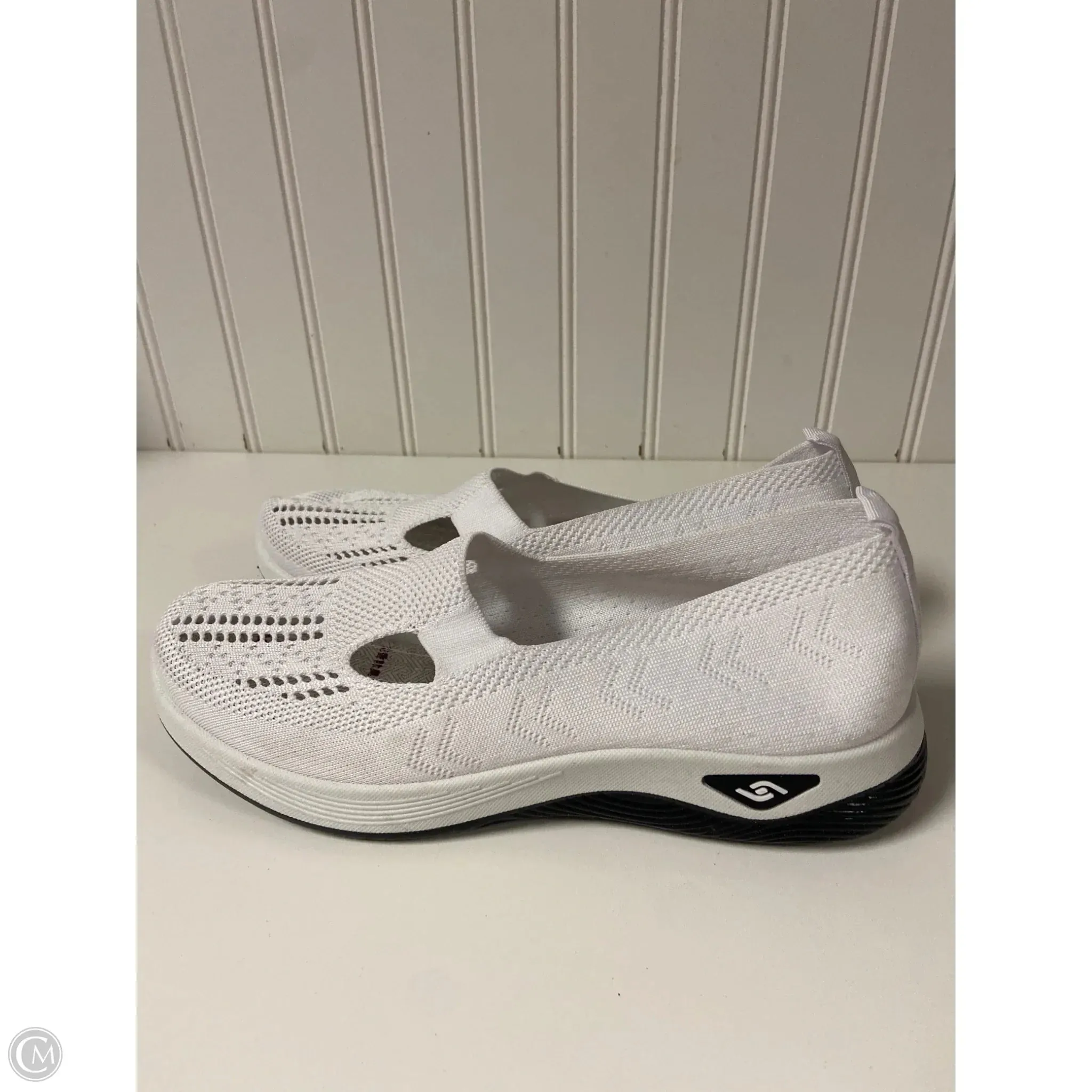 Shoes Athletic By Clothes Mentor In White, Size: 9.5