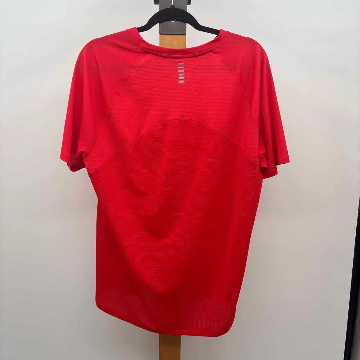 Under Armour Men's Size XL Red Textured Short Sleeve Shirt