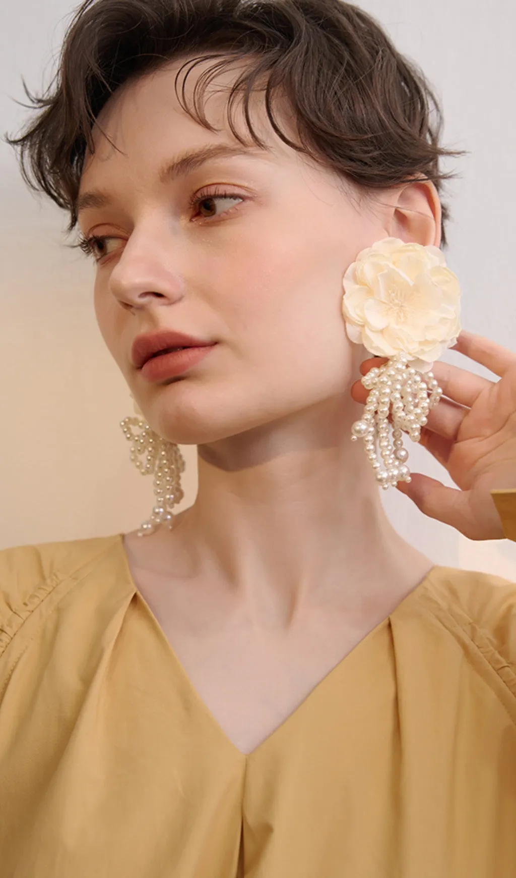 WHITE FLOWER PETALS ACRYLIC EARRINGS Gloria Lanvin