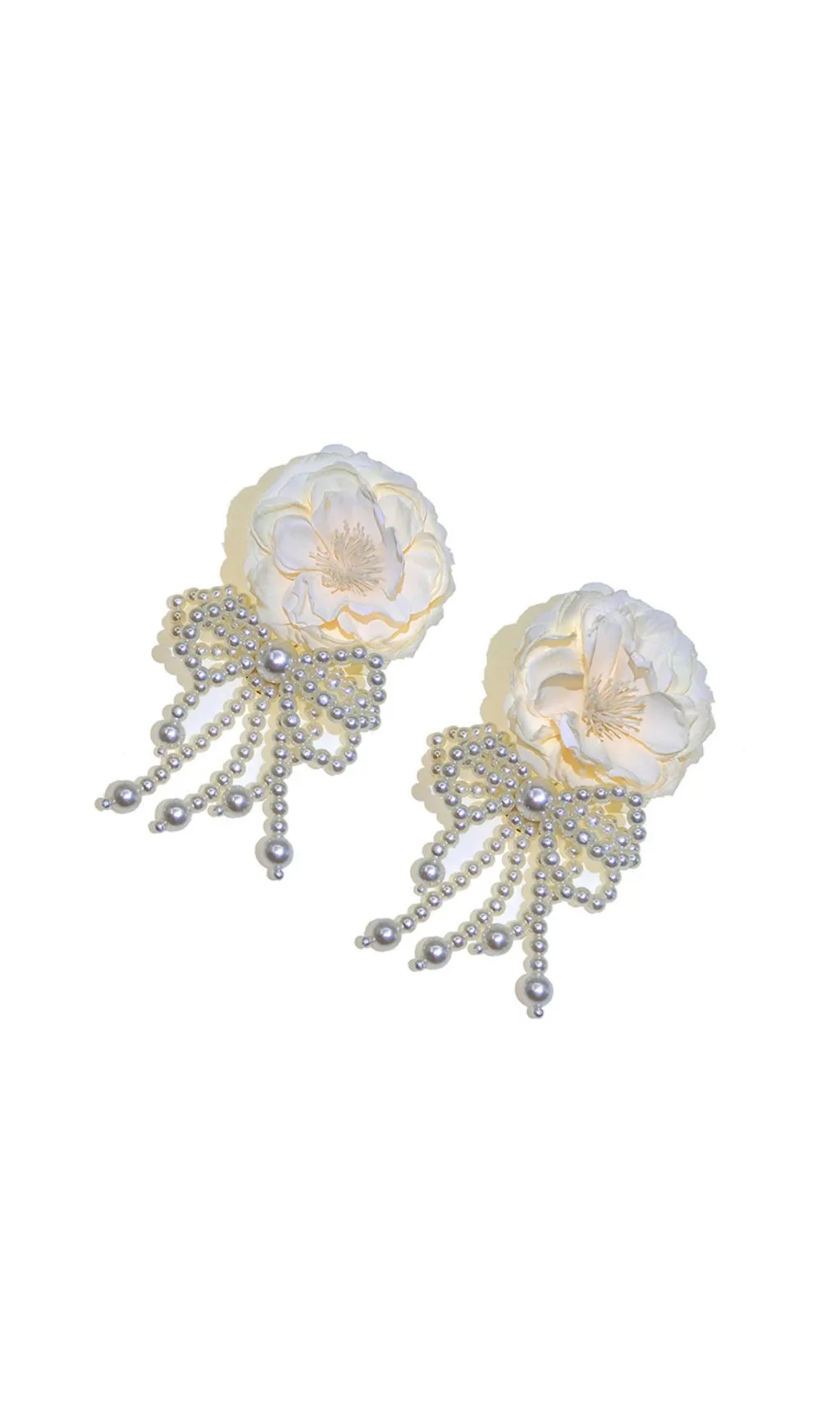 WHITE FLOWER PETALS ACRYLIC EARRINGS Gloria Lanvin
