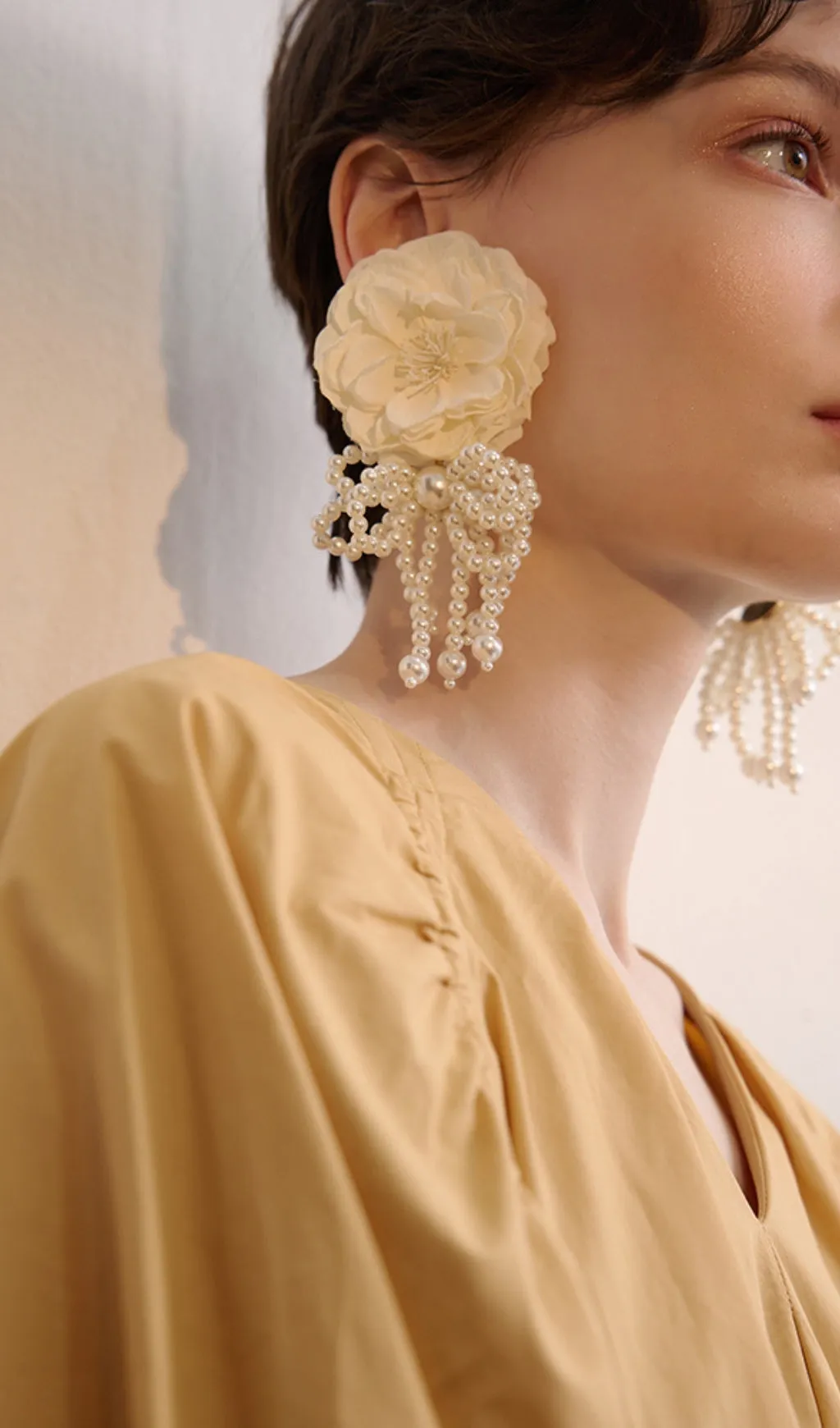 WHITE FLOWER PETALS ACRYLIC EARRINGS Gloria Lanvin