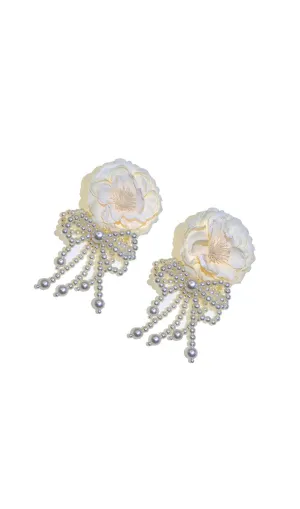 WHITE FLOWER PETALS ACRYLIC EARRINGS Gloria Lanvin